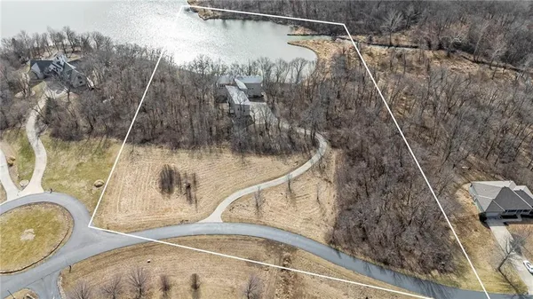 $1,350,000 | 16371 Lake Point Drive, Bonner Springs, KS 66012