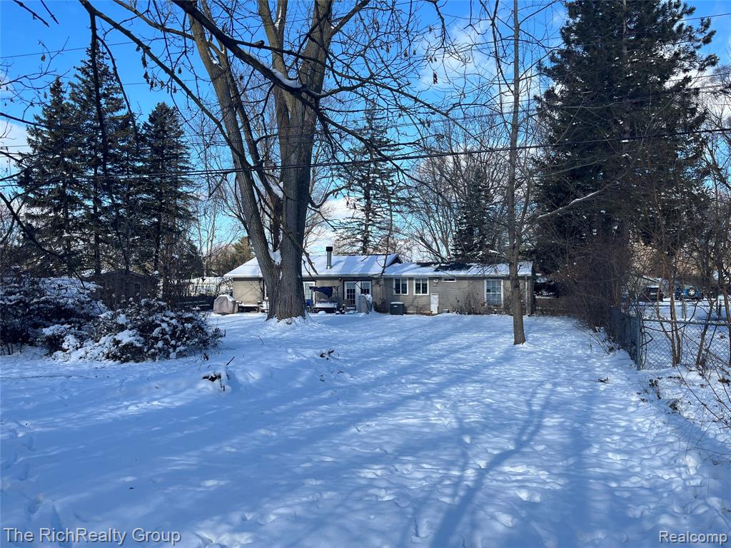 1818 Swaney Road Walled Lake, MI 48390 - Photo 4 of 16 Gallery Image 4