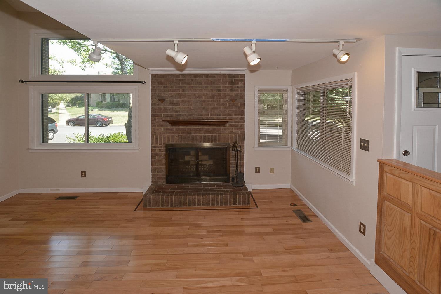 8568 Gwynedd Way Springfield, VA 22153 - Photo 4 of 30 Sun-Splashed with Windows Galore