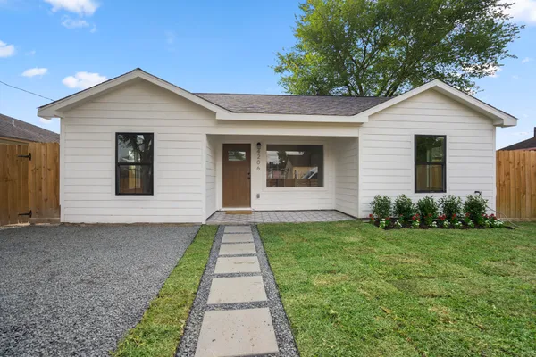 $2,100 | 4206 Gano Street, Houston, TX 77009