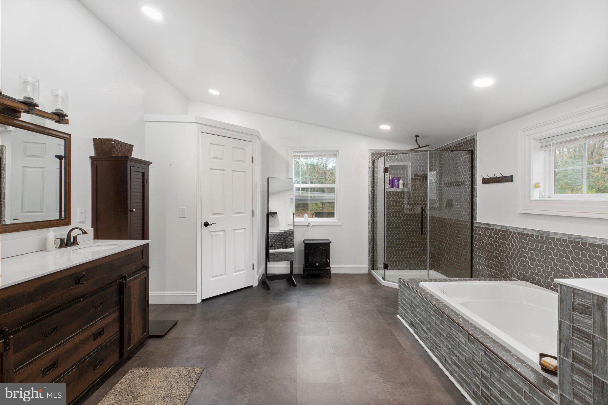 18620 Ridge Road Colonial Beach, VA 22443 - Photo 17 of 39 Primary Bath (3) w/ Vaulted Ceiling