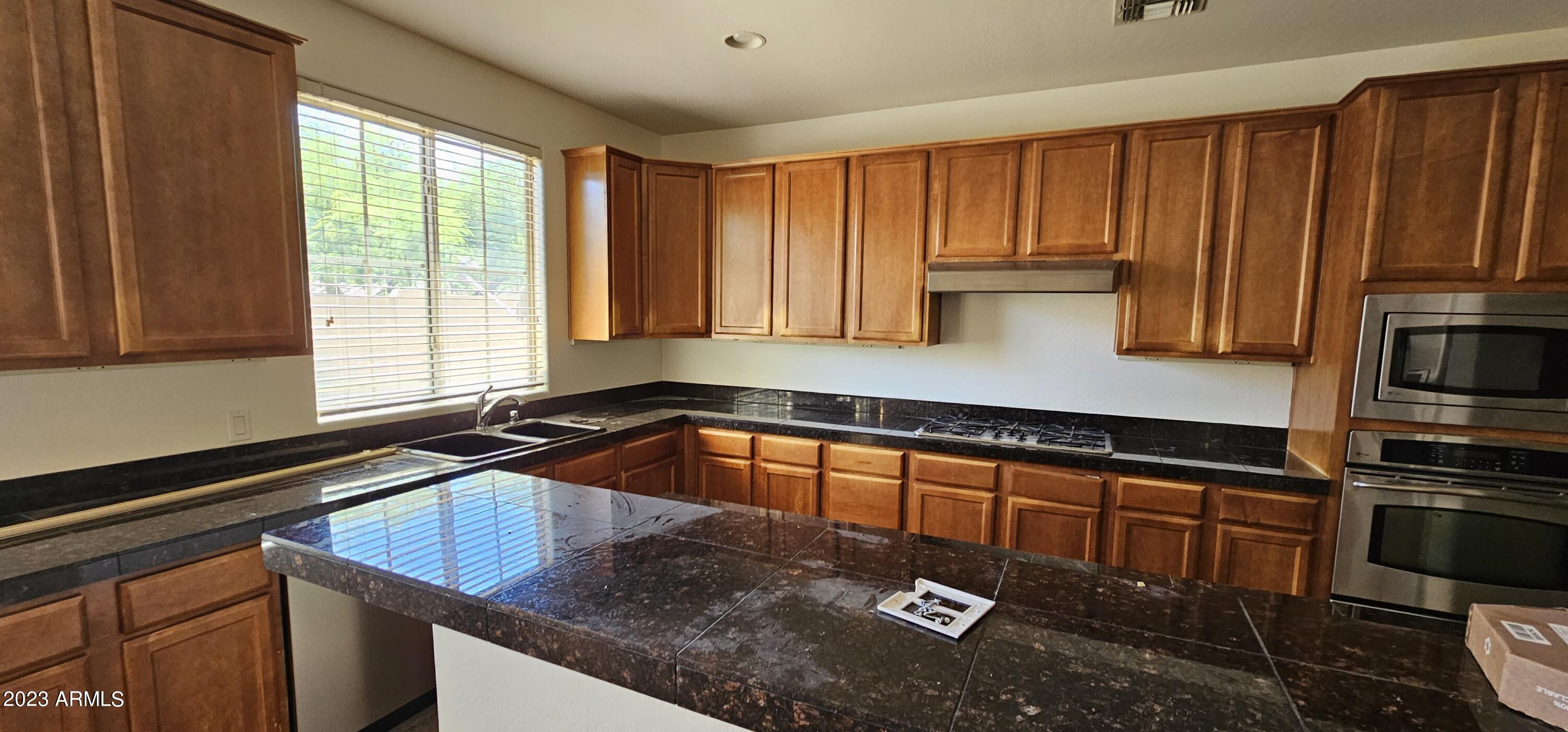 3989 East Hummingbird Lane Phoenix, AZ 85050 - Photo 2 of 18 20230620_142632