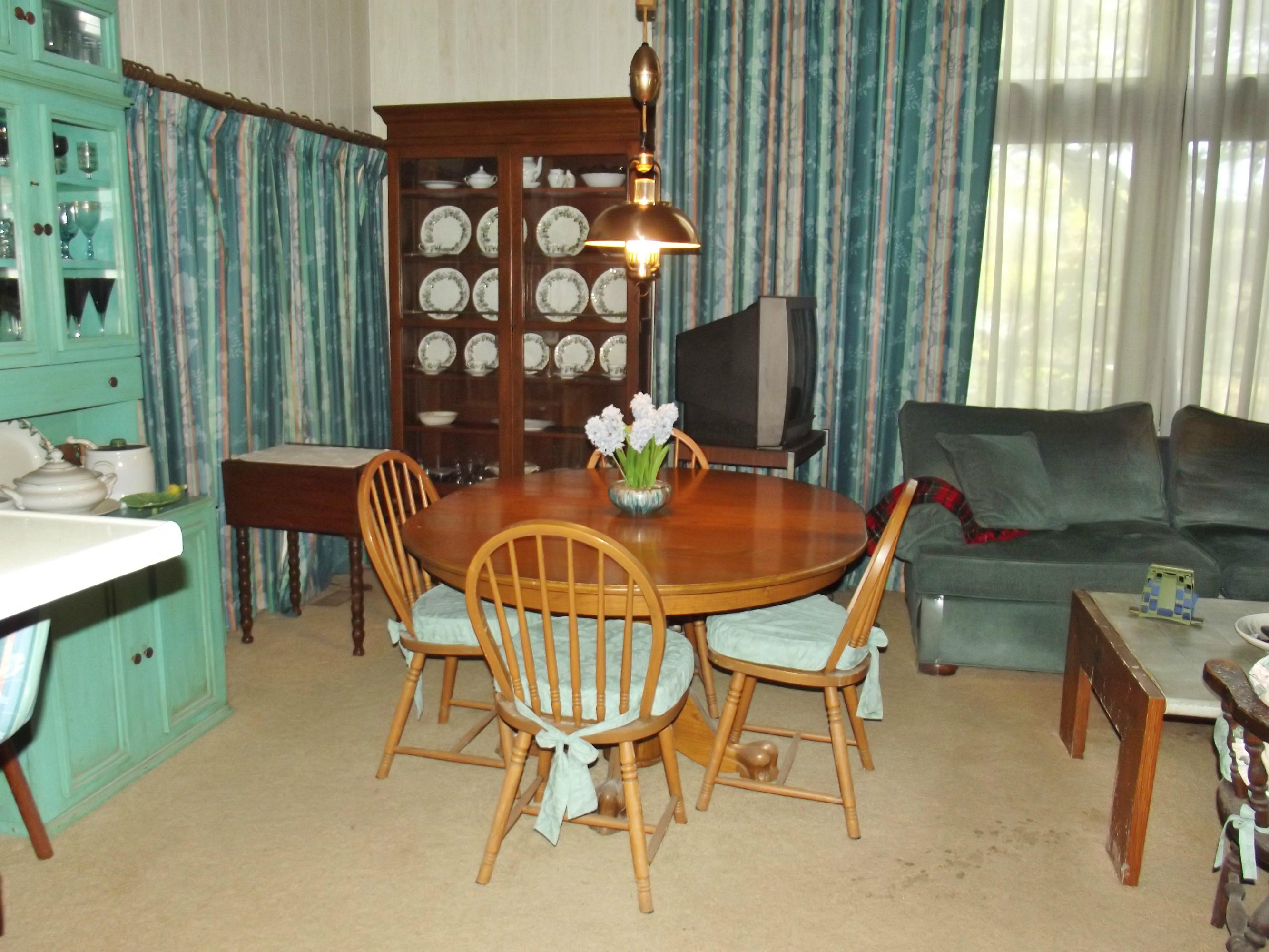 714 Hilltop Road Spring City, TN 37381 - Photo 9 of 33 dining area in living room
