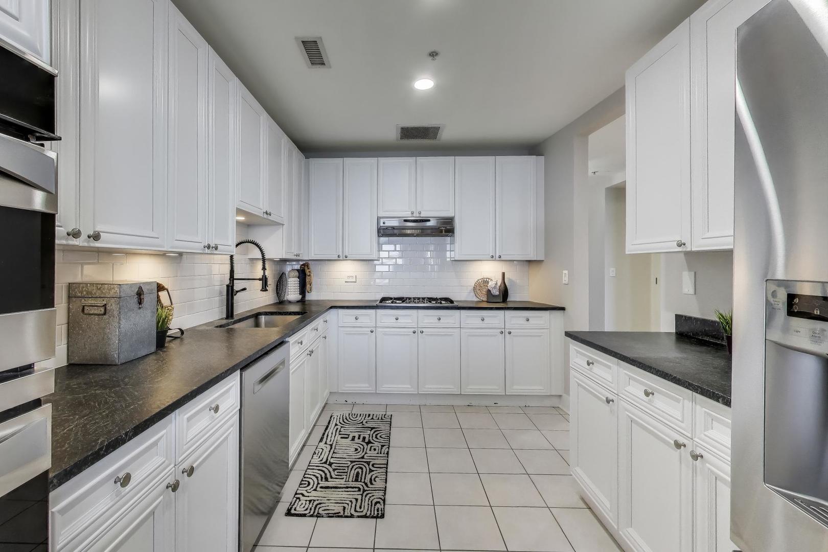 330 South Michigan Avenue, Unit 2006 Chicago, IL 60604 - Photo 4 of 23