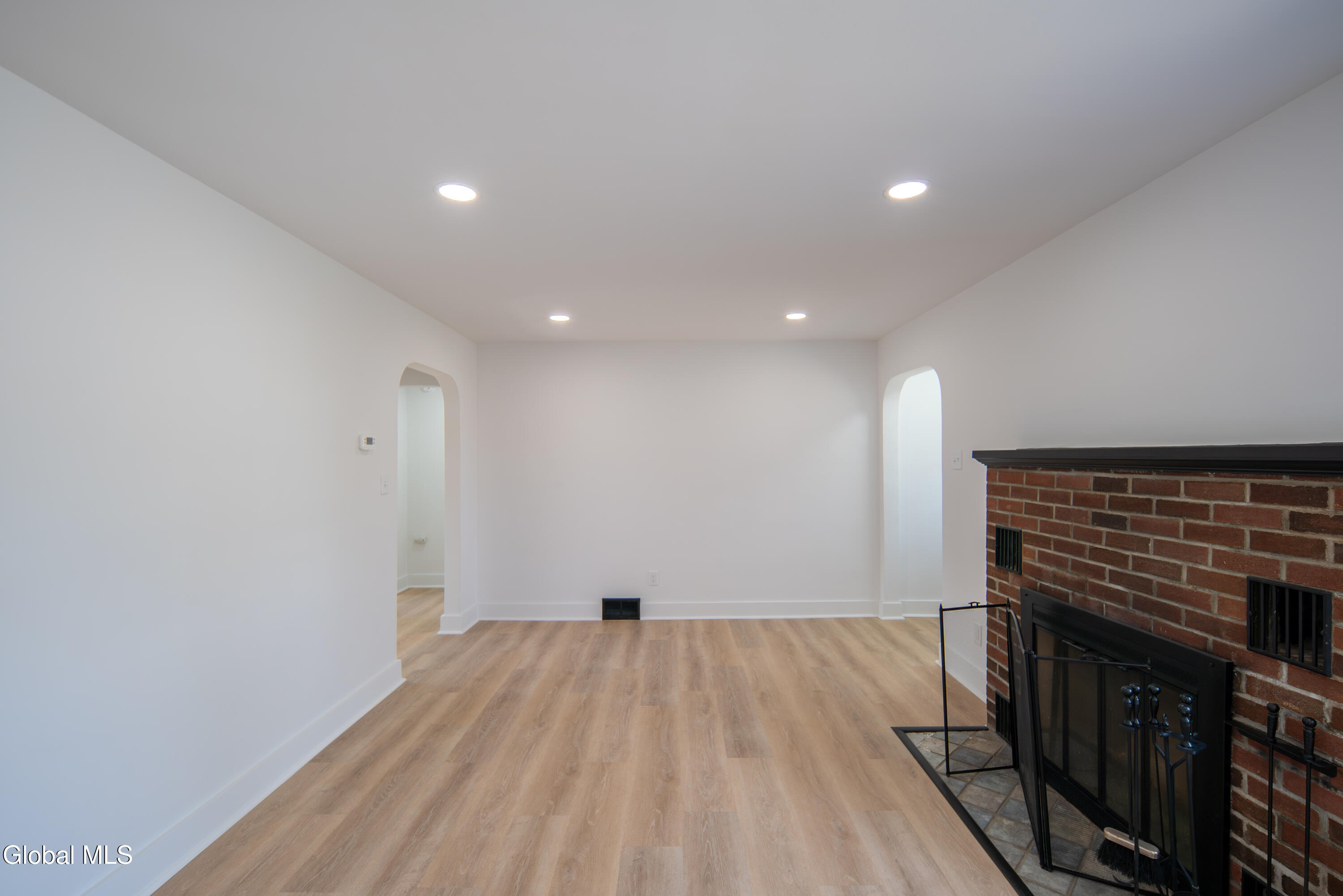308 Kings Road Schenectady, NY 12304 - Photo 4 of 53 004