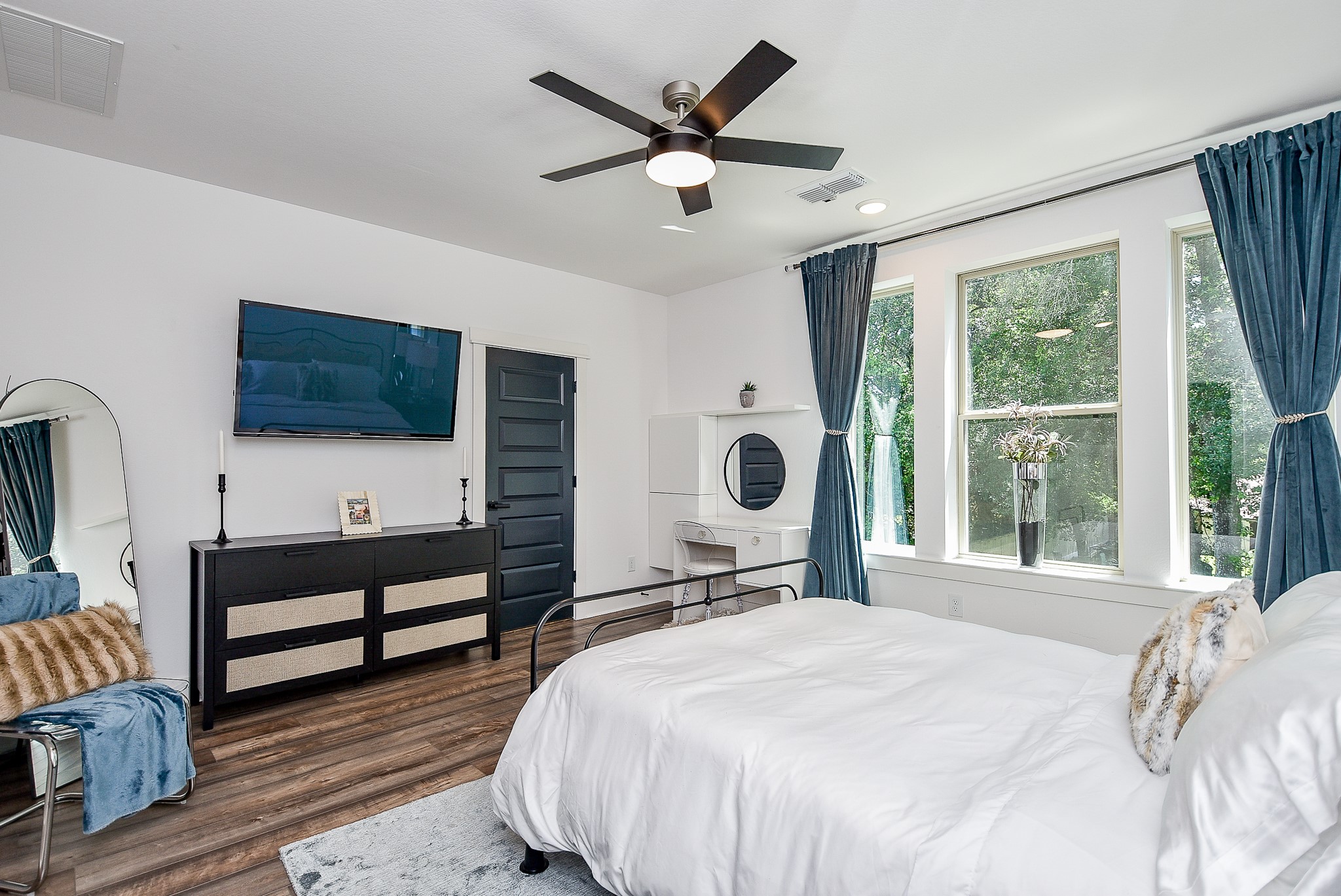 950 Ford Pines Lane Houston, TX 77091 - Photo 15 of 38 Tranquil treetop view from the bedroom! Corner vanity with extra wall mount storage cabinets.
