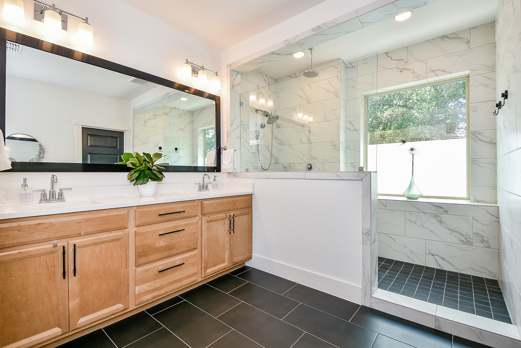 950 Ford Pines Lane Houston, TX 77091 - Photo 16 of 38 Primary bath Large and Pristine!