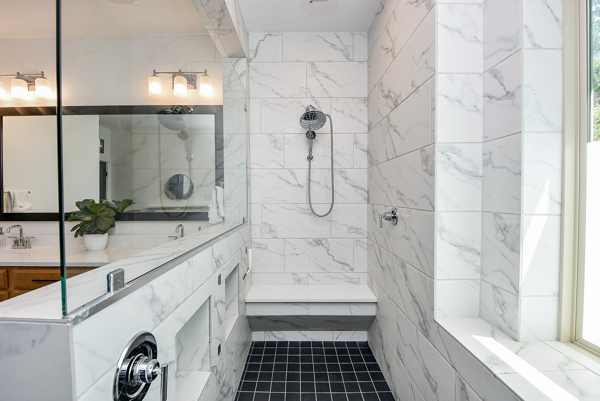 950 Ford Pines Lane Houston, TX 77091 - Photo 18 of 38 Glamorous shower so cheery and bright with a window!