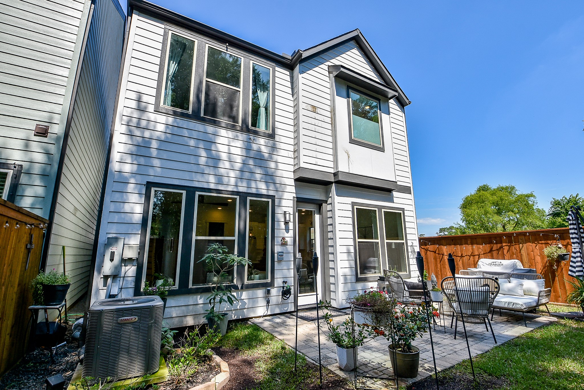 950 Ford Pines Lane Houston, TX 77091 - Photo 30 of 38 Front and backyard is maintained by the HOA. This home also has sprinklers so you have more time to enjoy this patio.