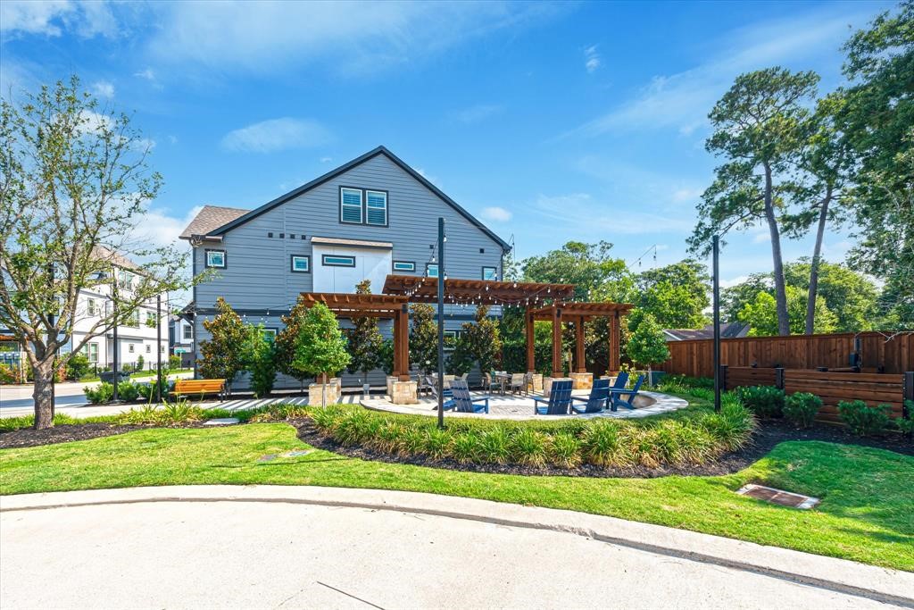 950 Ford Pines Lane Houston, TX 77091 - Photo 33 of 38 Professionally designed common area