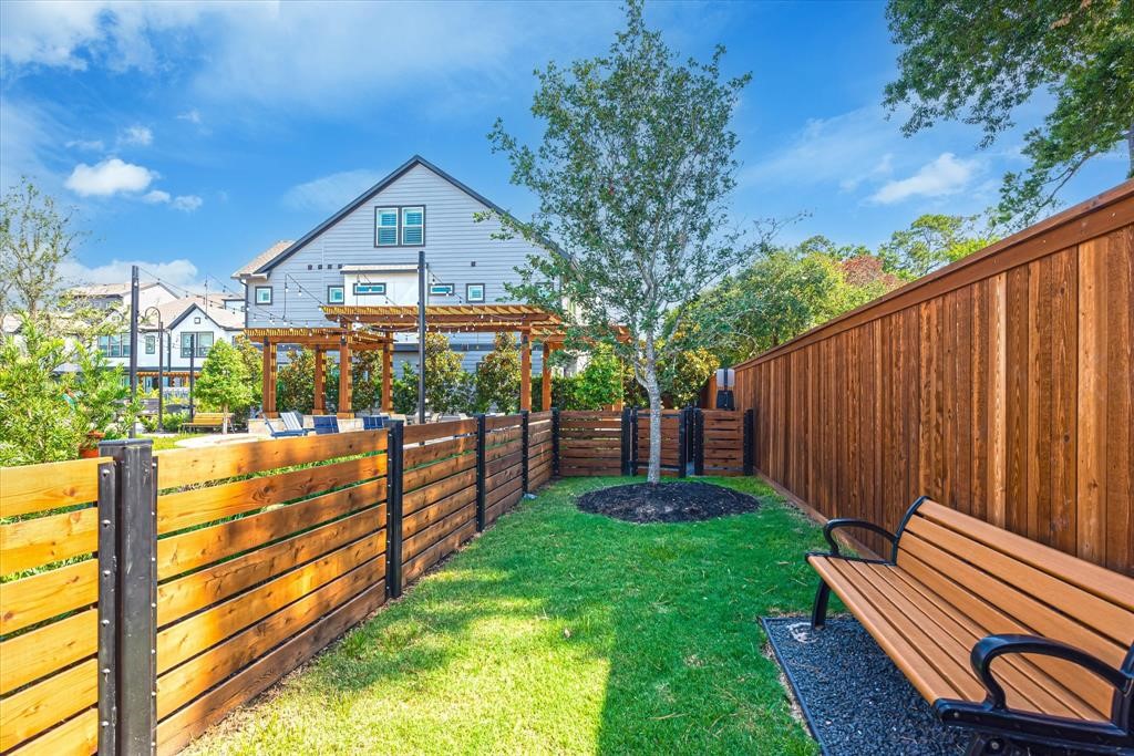 950 Ford Pines Lane Houston, TX 77091 - Photo 35 of 38 Dog park near the common area.