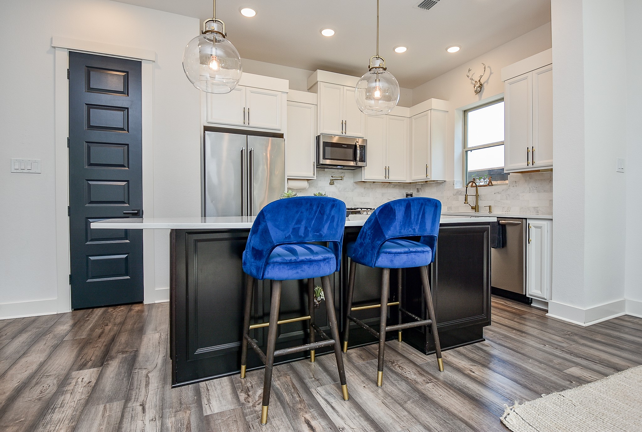 950 Ford Pines Lane Houston, TX 77091 - Photo 5 of 38 Open kitchen with a huge island for entertaining.