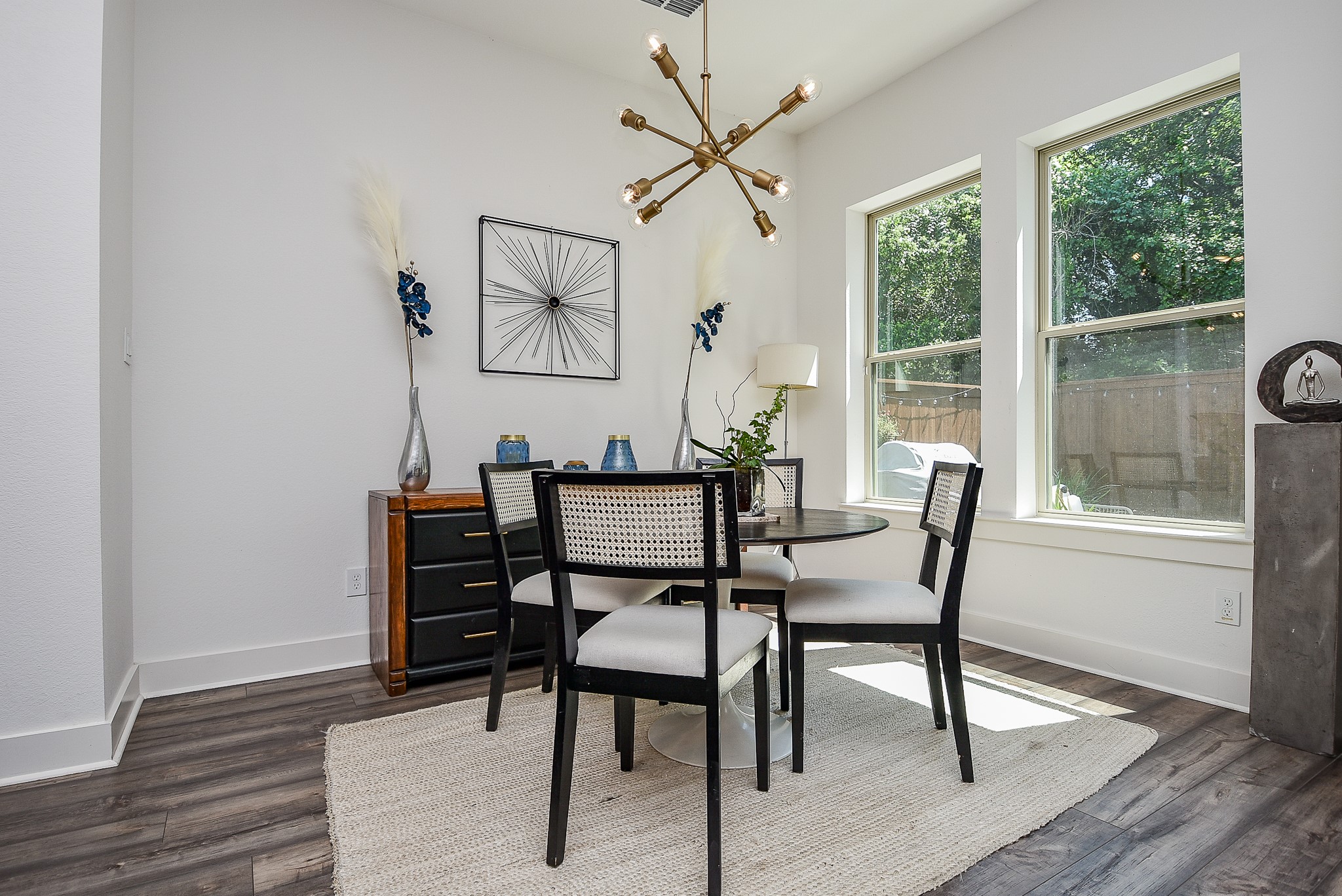 950 Ford Pines Lane Houston, TX 77091 - Photo 8 of 38 Sunny dining area