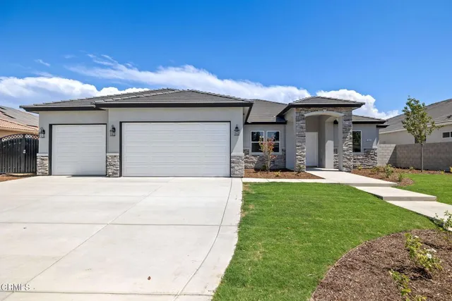 a front view of house with yard