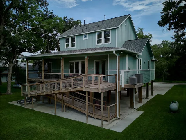 a view of house with a yard