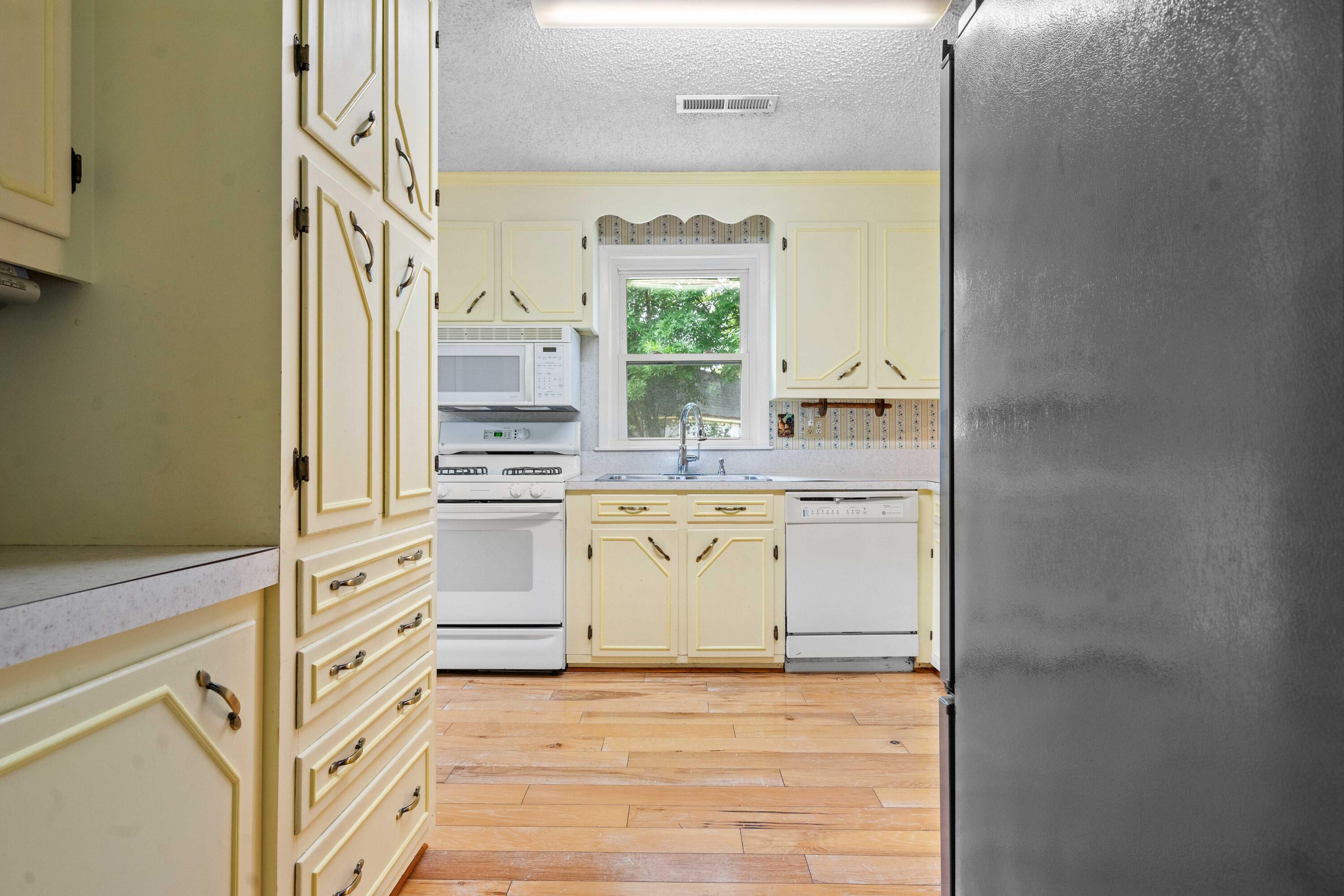 1967 Campion Hall Road Charleston, SC 29407 - Photo 5 of 30 Kitchen