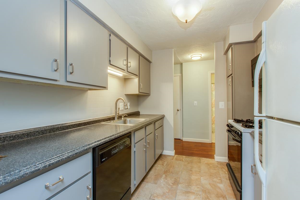 210 Brook Village Road, Unit 9 Nashua, NH 03062 - Photo 3 of 23
