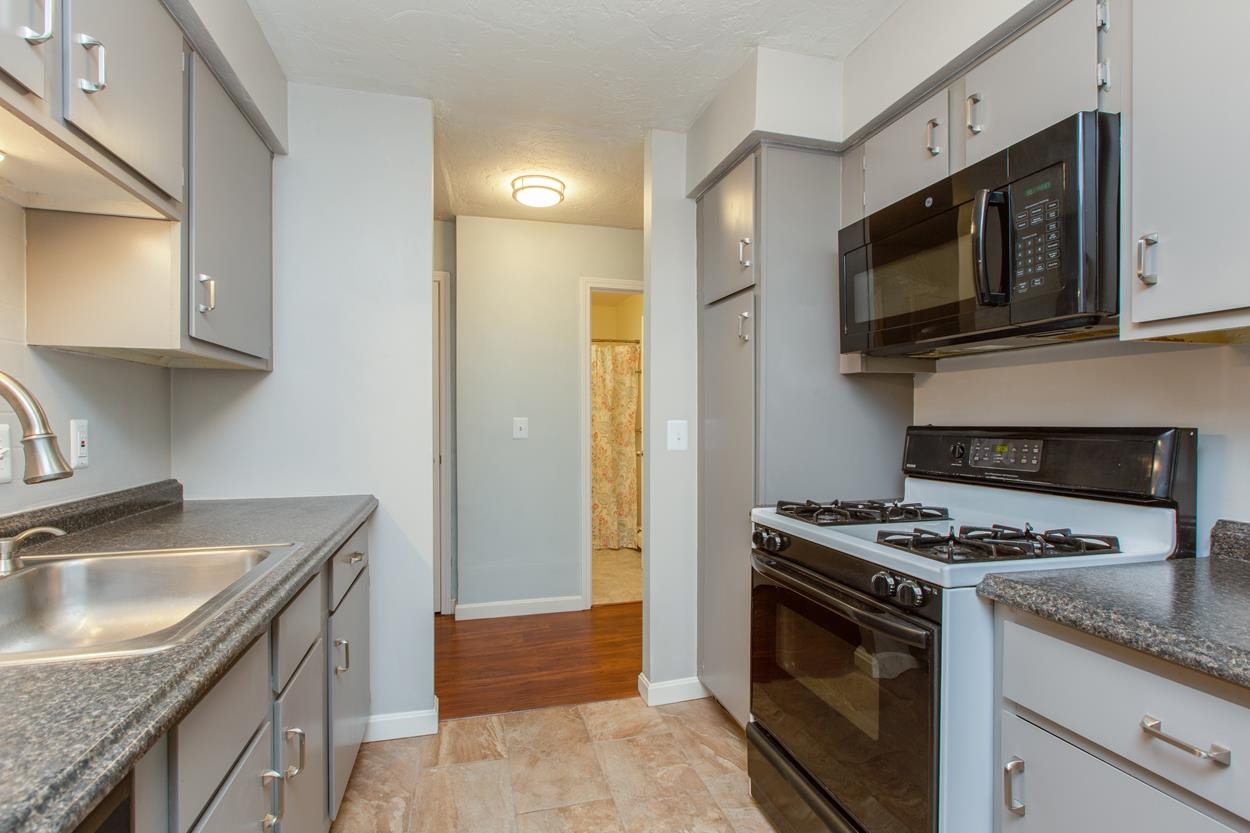210 Brook Village Road, Unit 9 Nashua, NH 03062 - Photo 4 of 23