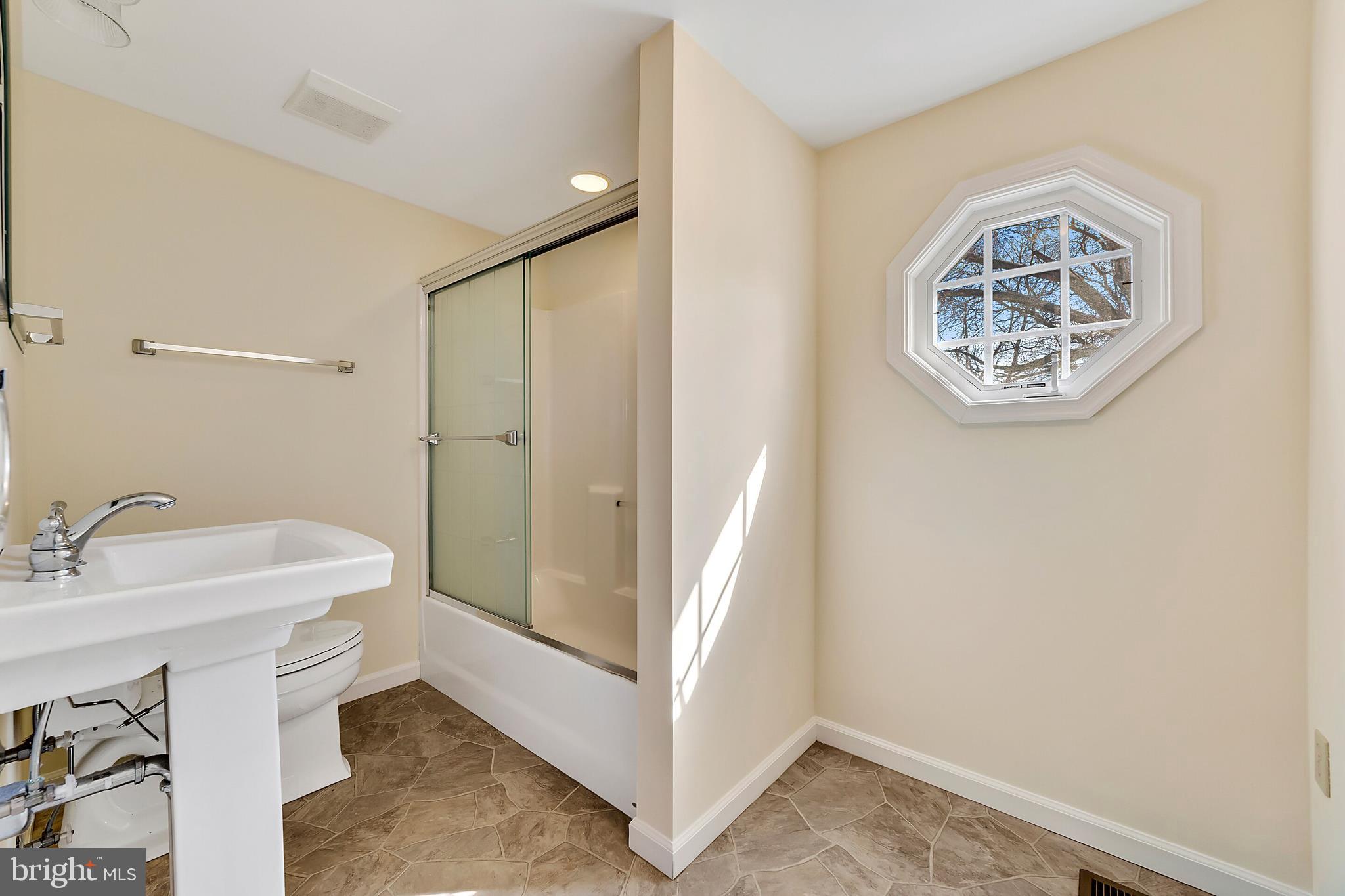 9863 Meetze Road Midland, VA 22728 - Photo 19 of 29 Upstairs bathroom - view 2