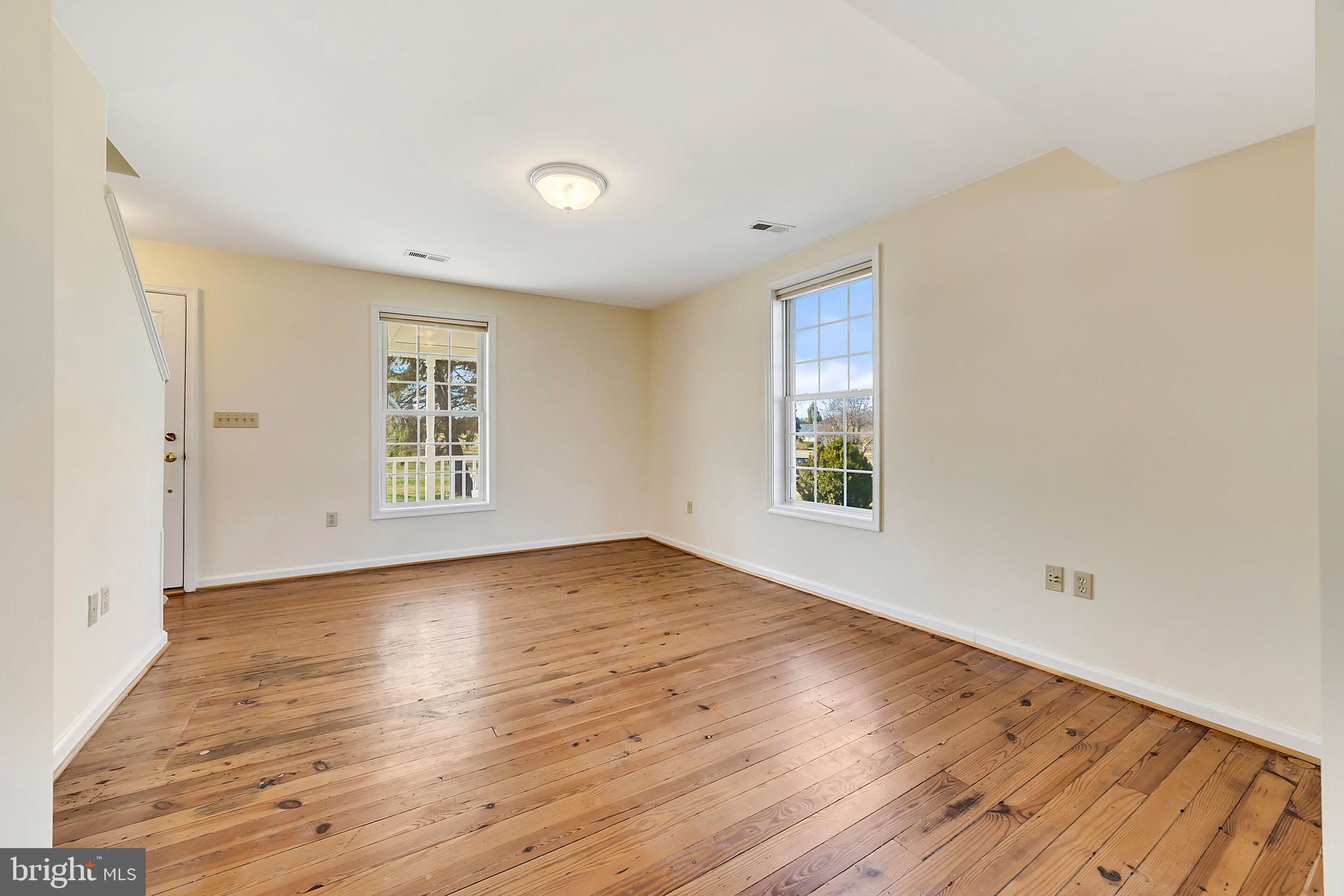 9863 Meetze Road Midland, VA 22728 - Photo 22 of 29 Living & dining rooms - view 3