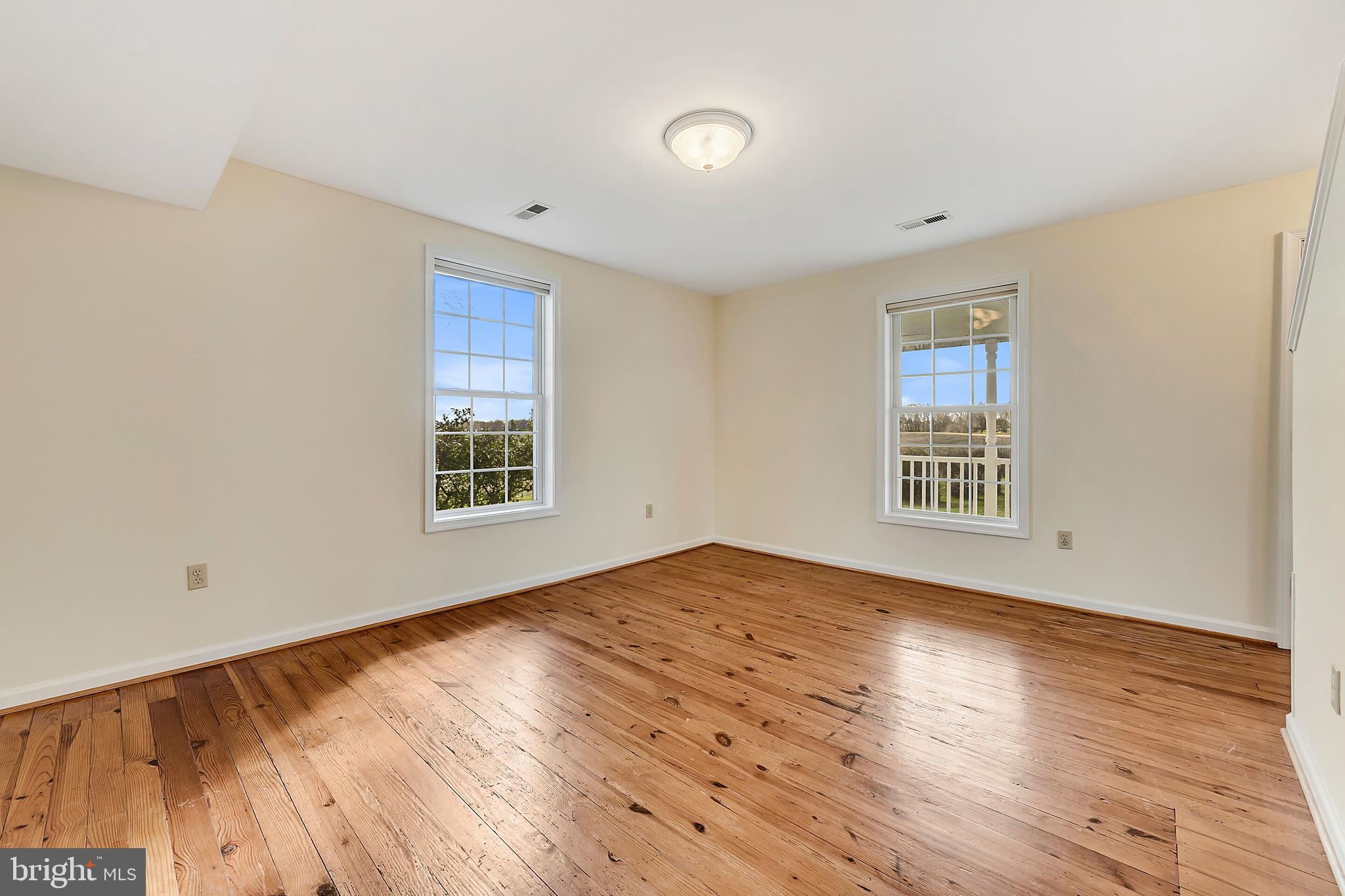 9863 Meetze Road Midland, VA 22728 - Photo 23 of 29 Living & dining rooms - view 4