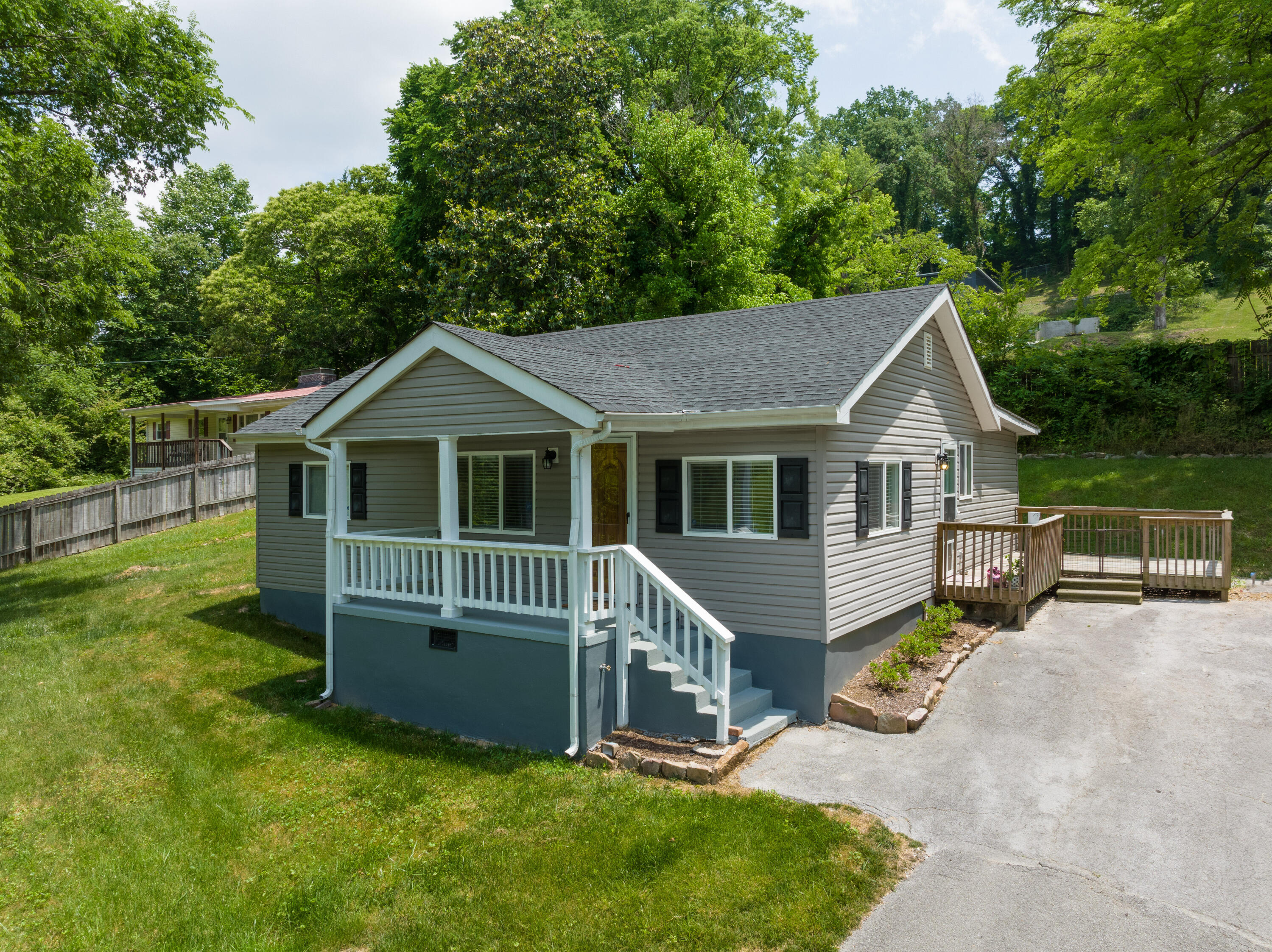1024 Lullwater Road Chattanooga, TN 37405 - Photo 1 of 36 04 - 1024 Lulwater Rd - Aerials