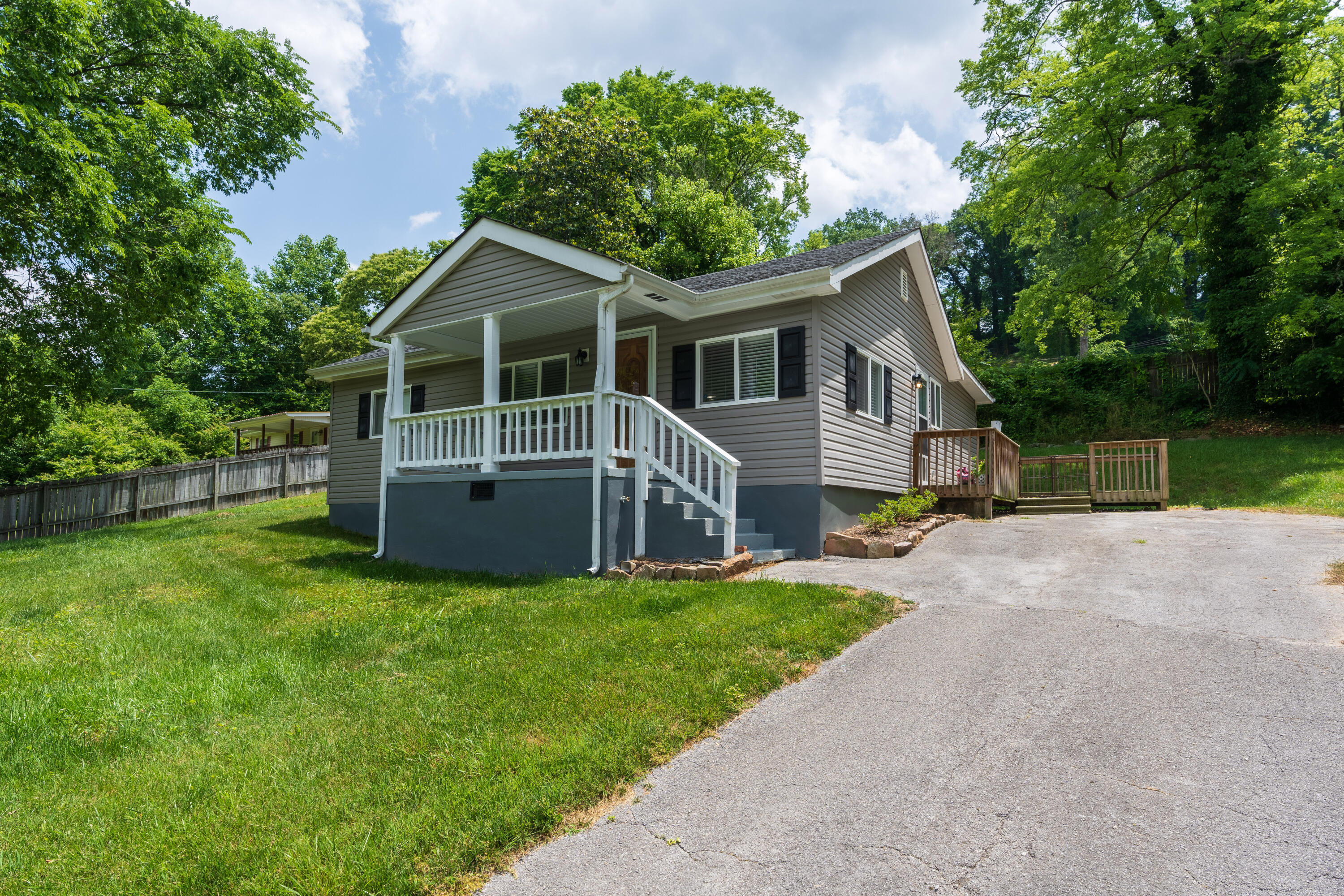 1024 Lullwater Road Chattanooga, TN 37405 - Photo 35 of 36 15 - 1024 Lulwater Rd - Exteriors