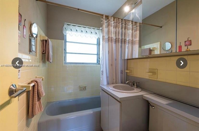 1125 Southeast 14th Place, Unit 21C Fort Lauderdale, FL 33316 - Photo 7 of 18 a bathroom with a sink and a bathtub
