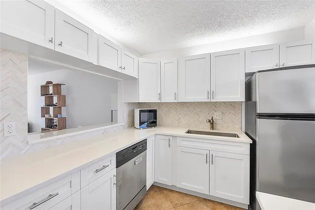 $2,000 | 5300 Northeast 24th Terrace, Unit 425C, Fort Lauderdale, FL 33308