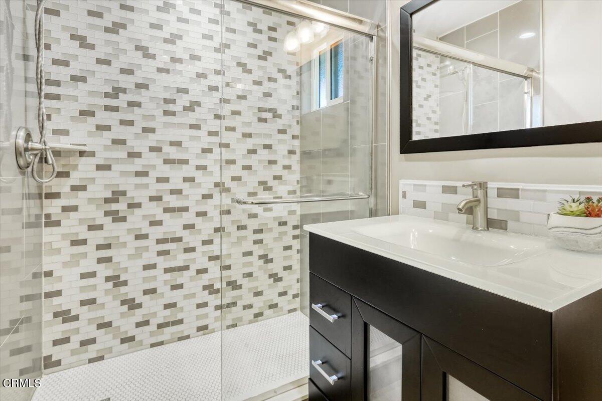 635 Oleander Drive Oxnard, CA 93033 - Photo 21 of 37 a bathroom with a sink mirror and