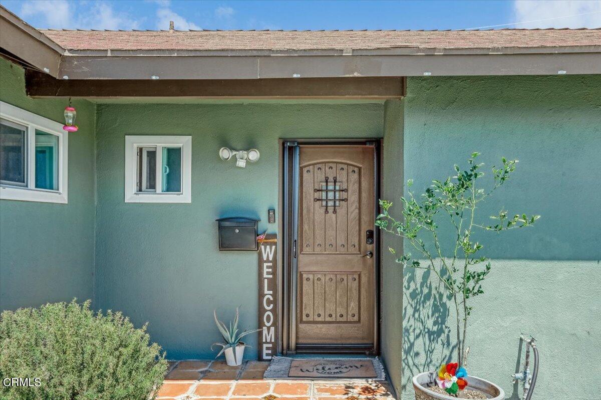 635 Oleander Drive Oxnard, CA 93033 - Photo 4 of 37 a front view of a house