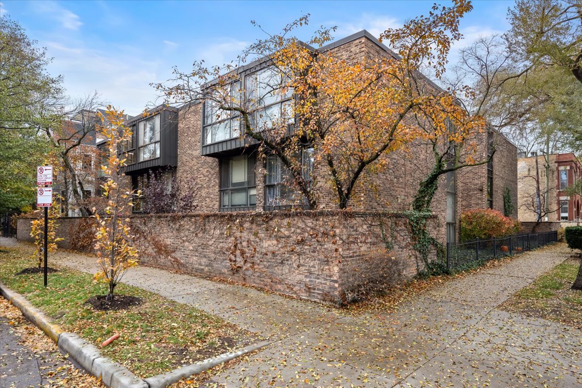 2707 North Racine Avenue, Unit A Chicago, IL 60614 - Photo 1 of 25 Gallery Image 1