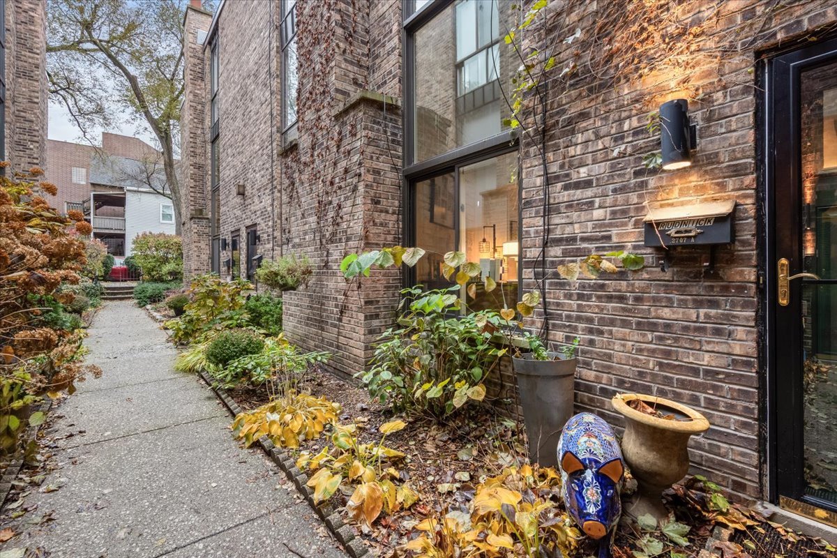 2707 North Racine Avenue, Unit A Chicago, IL 60614 - Photo 2 of 25 Gallery Image 2