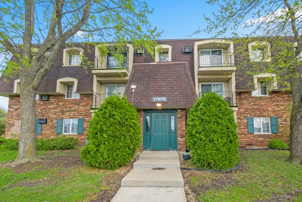 $89,900 | 17975 Huntleigh Court, Unit 301, Country Club Hills, IL 60478