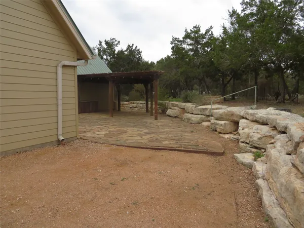 a view of a house with backyard