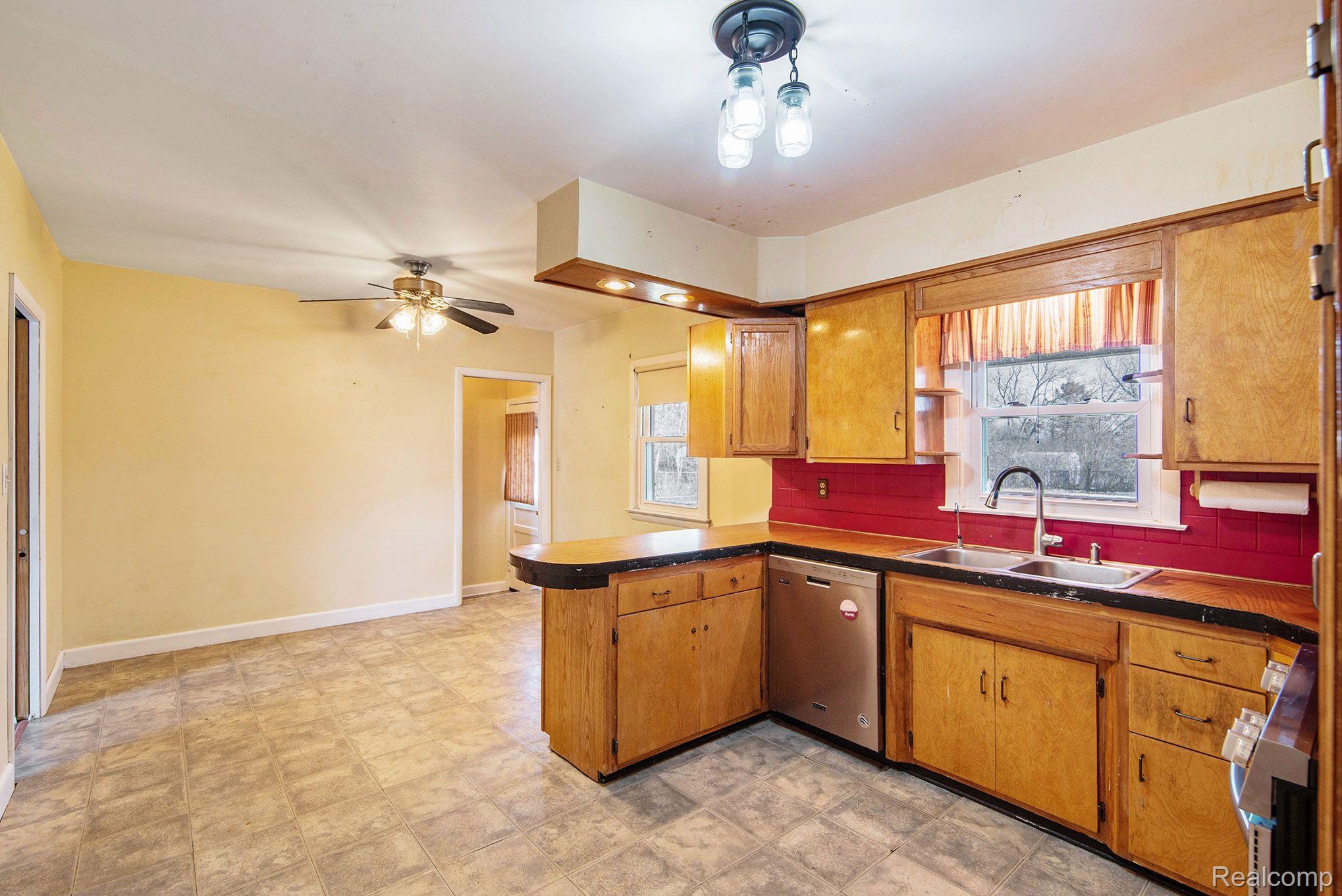 4275 Howe Road Grand Blanc, MI 48439 - Photo 12 of 24 Kitchen/Dining_view 2