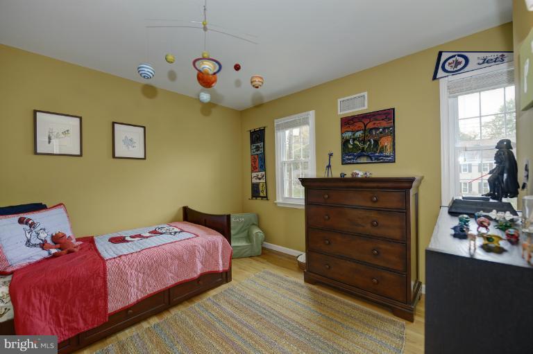 8532 Atwell Road Potomac, MD 20854 - Photo 8 of 28 Bedroom