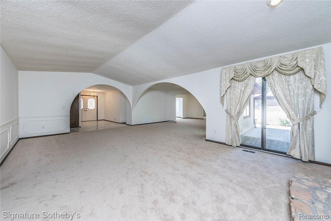 11403 Common Road Warren, MI 48093 - Photo 15 of 35 Great Room