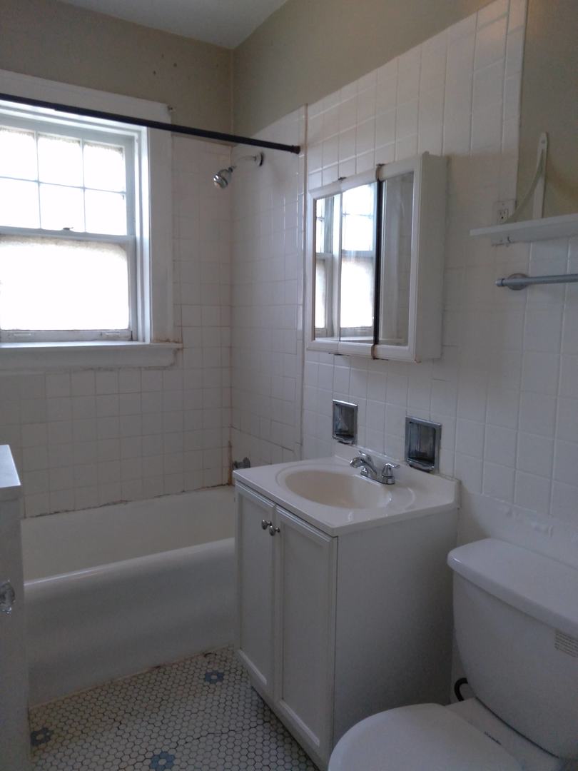 803 Case Street, Unit 3 Evanston, IL 60202 - Photo 5 of 12 a bathroom with a sink toilet vanity and bathtub