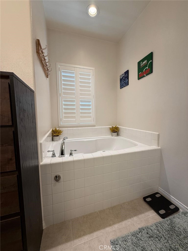 2931 Esperanza Way, Unit B Simi Valley, CA 93063 - Photo 28 of 49 a bathroom with a bathtub and a sink