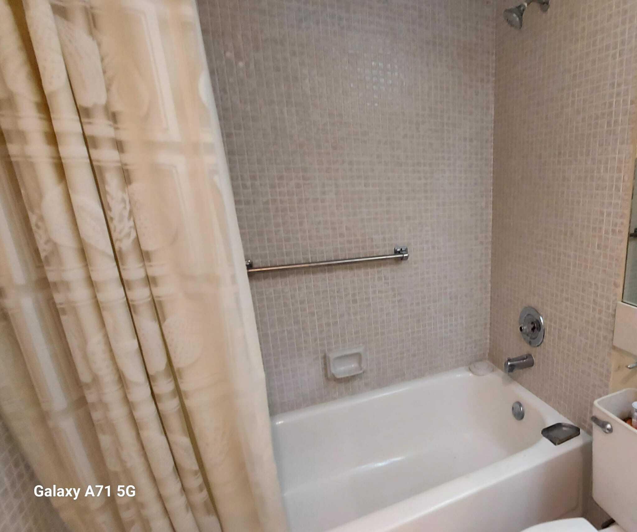 2069 Yarmouth C, Unit 2069 Boca Raton, FL 33434 - Photo 9 of 33 a bathroom with a bathtub