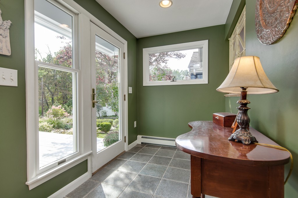 15 Hillcrest Road Bedford, MA 01730 - Photo 3 of 28 Gallery Image 3
