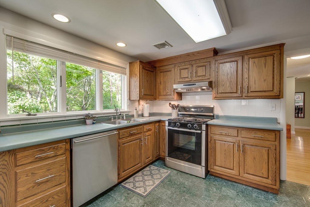 15 Hillcrest Road Bedford, MA 01730 - Photo 8 of 28 Gallery Image 8