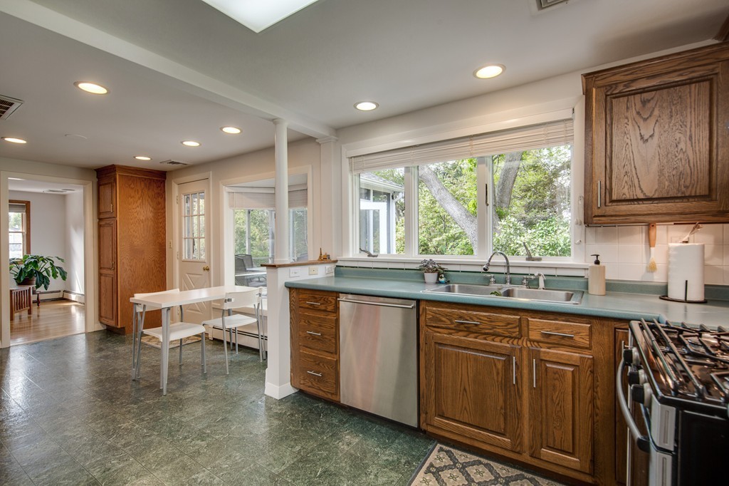 15 Hillcrest Road Bedford, MA 01730 - Photo 9 of 28 Gallery Image 9