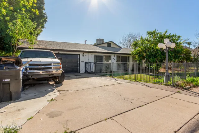 a view of a house with a backyard