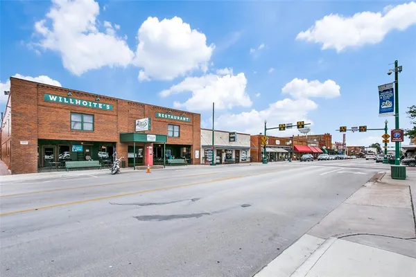 $580,000 | 711 East Wall Street, Grapevine, TX 76051
