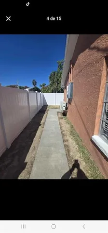 a view of a backyard