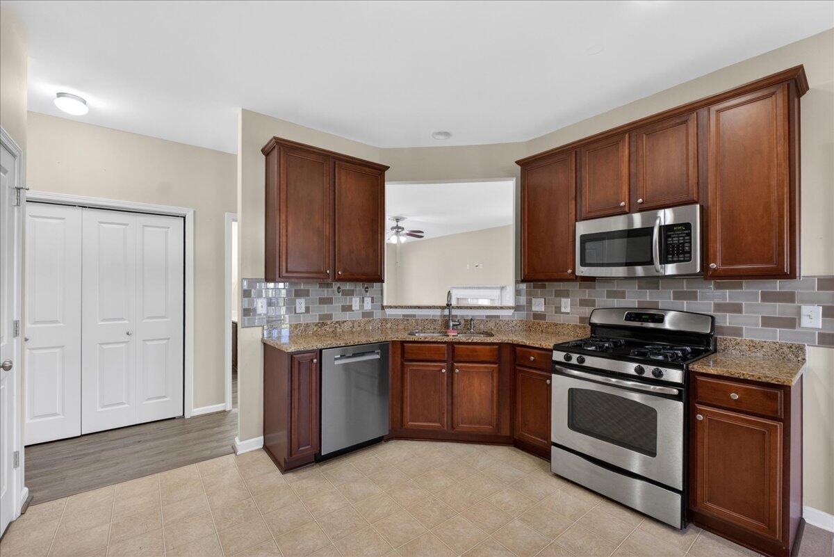 131 Charlesfort Way Moncks Corner, SC 29461 - Photo 15 of 49 14-Taylor Ragusett - DSC02169