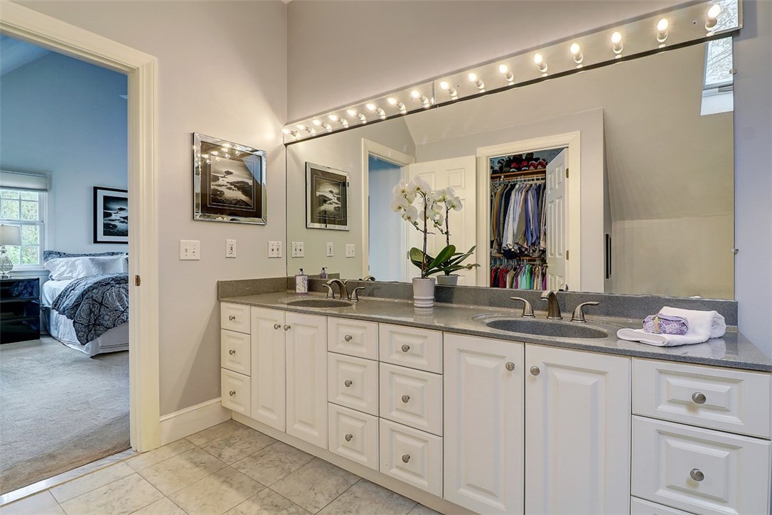 37 Great Road Barrington, RI 02806 - Photo 18 of 29 Luxurious master bath