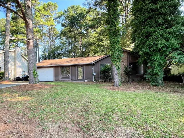 a view of a house with a yard